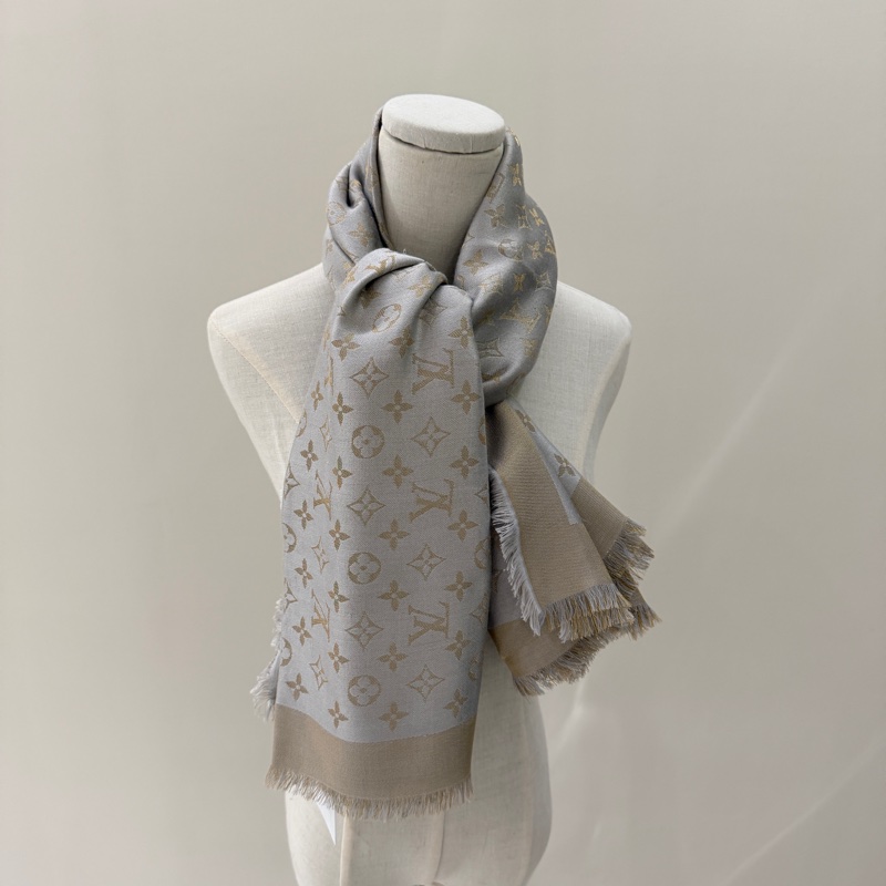 LV 米灰色LOGO圍巾 🩶裸品🩶上身超級美-0