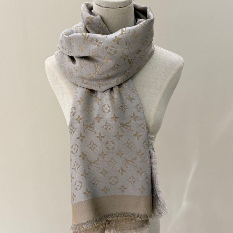 LV 米灰色LOGO圍巾 🩶裸品🩶上身超級美-1