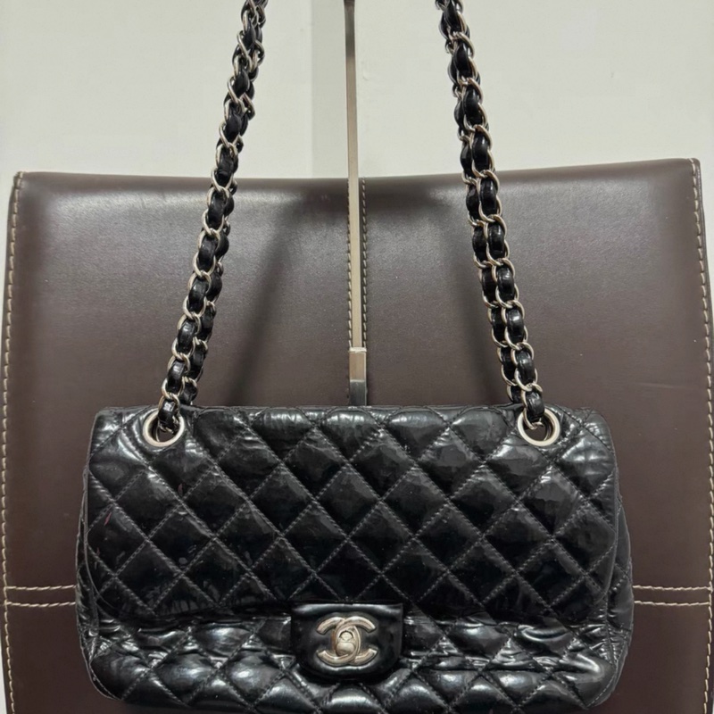 CHANEL 單蓋黑銀菱格紋漆皮包-0