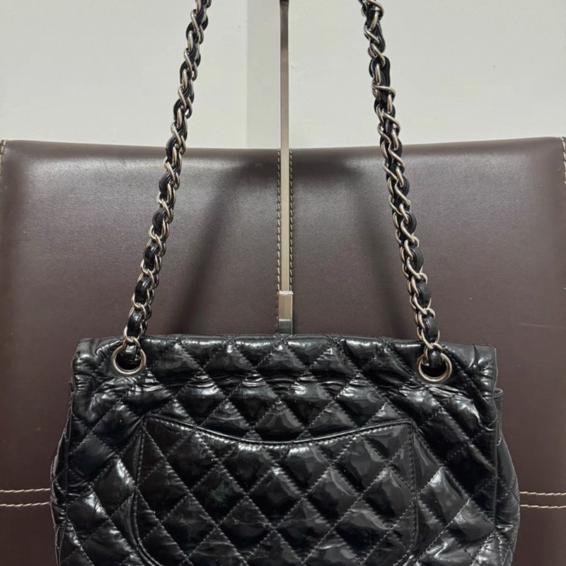 CHANEL 單蓋黑銀菱格紋漆皮包-1