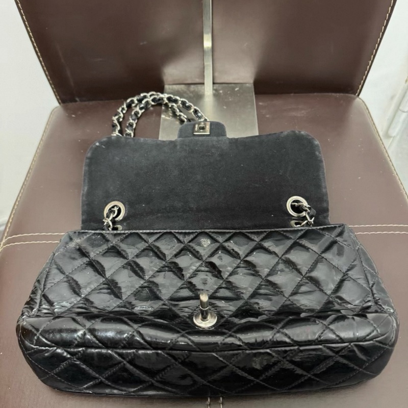 CHANEL 單蓋黑銀菱格紋漆皮包-4