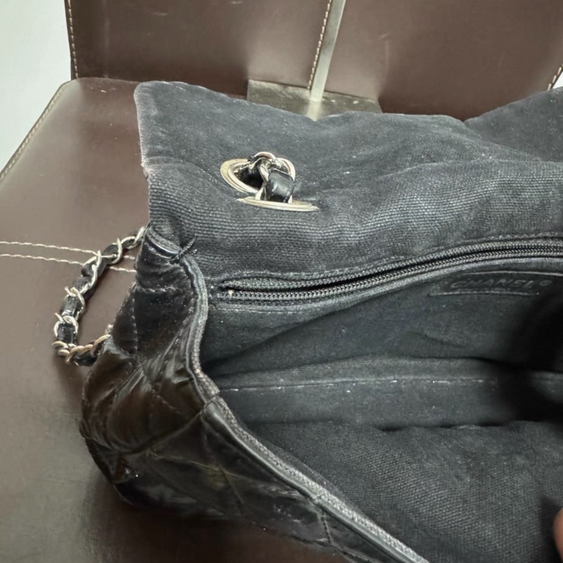 CHANEL 單蓋黑銀菱格紋漆皮包-6