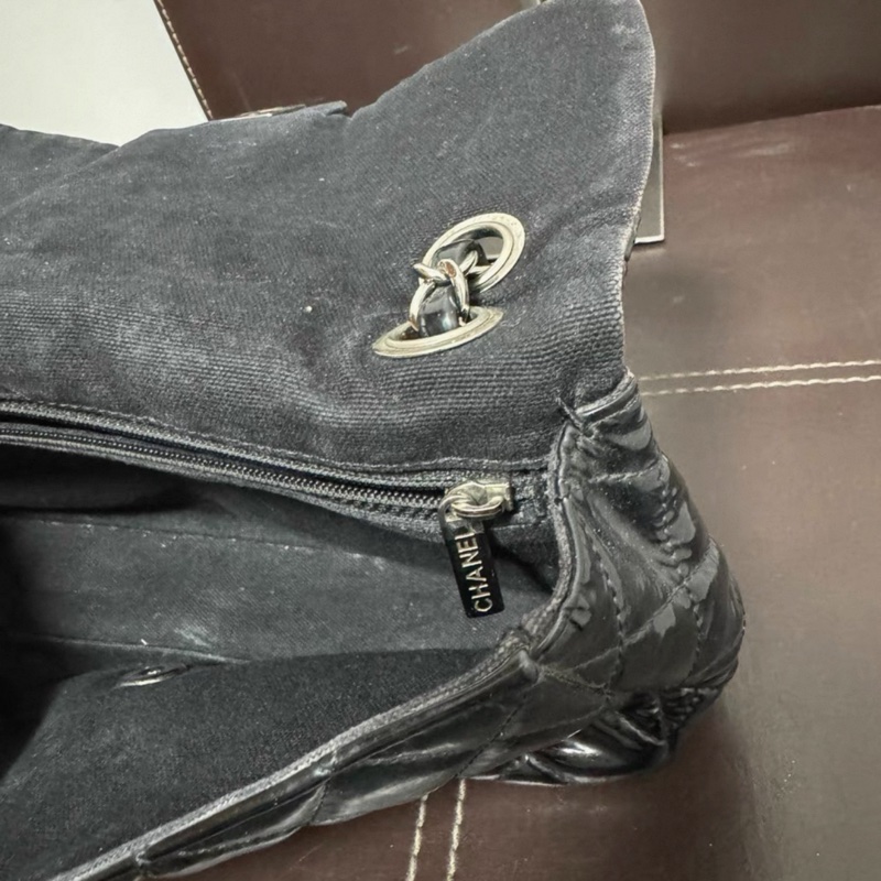 CHANEL 單蓋黑銀菱格紋漆皮包-7