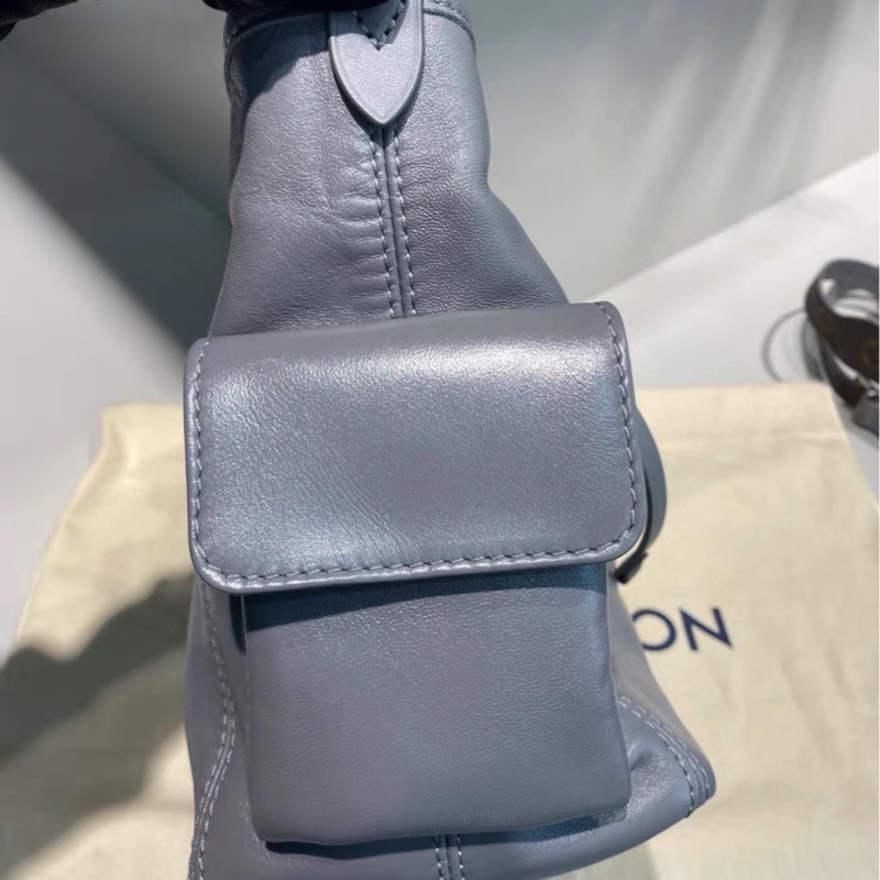 斷貨爆款😍全配🈶購證Lv carryall cargo鯊魚灰小號單肩斜挎包-7