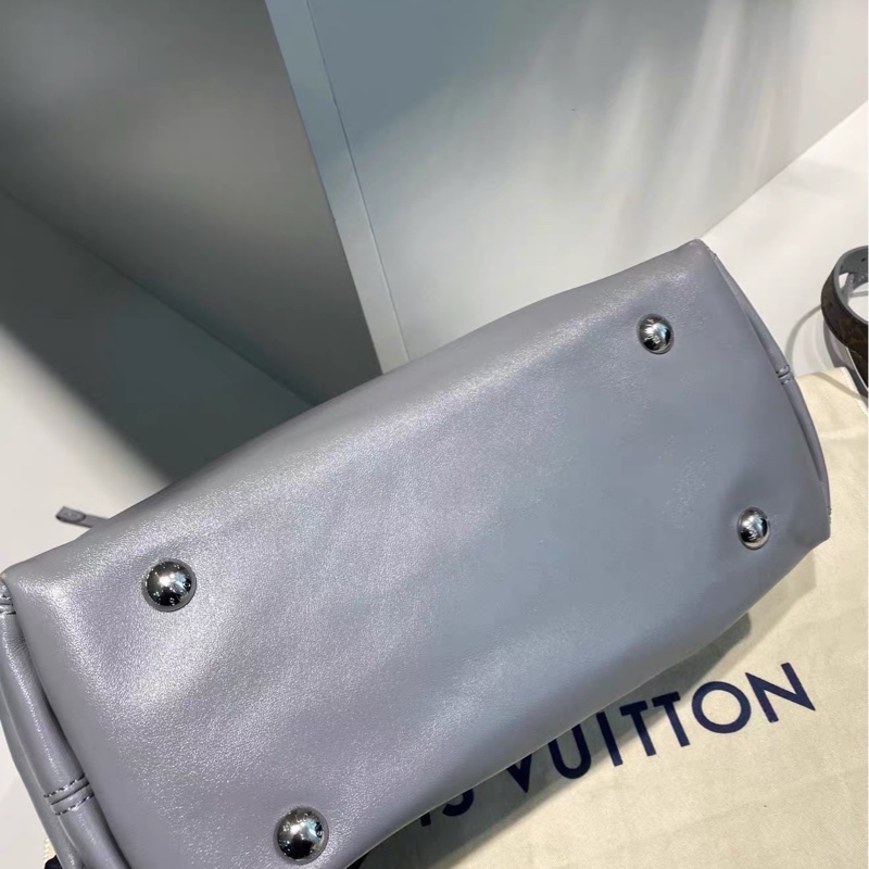 斷貨爆款😍全配🈶購證Lv carryall cargo鯊魚灰小號單肩斜挎包-8