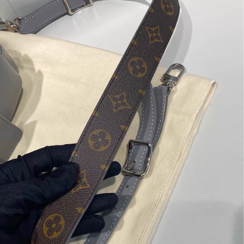 斷貨爆款😍全配🈶購證Lv carryall cargo鯊魚灰小號單肩斜挎包-12