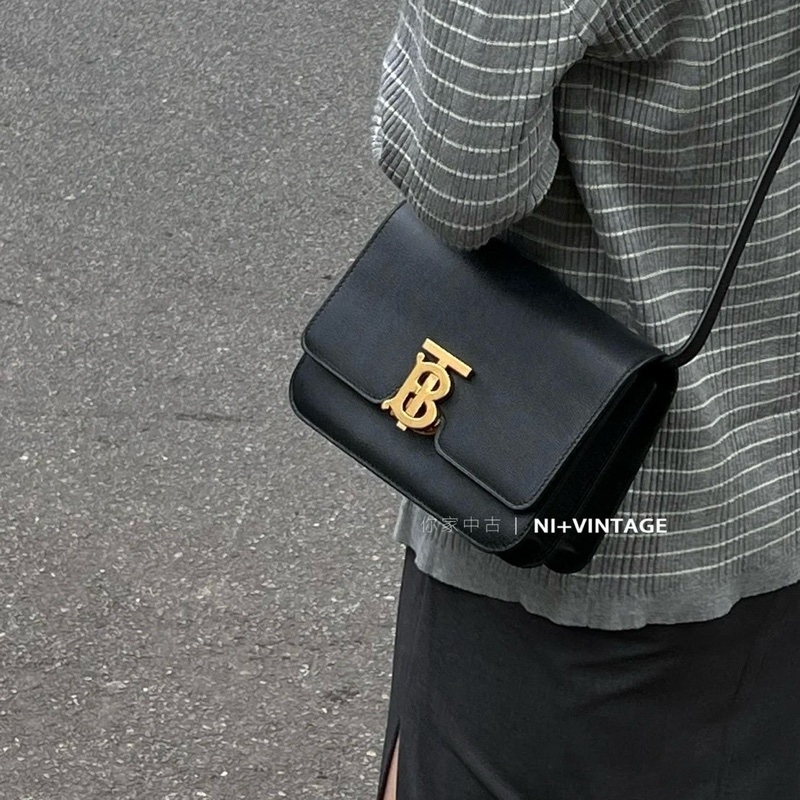 BURBERRY黑金滑面小牛皮TB釦側背包8010334-0