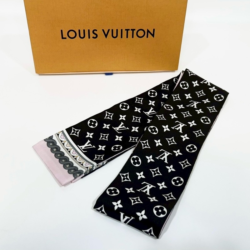 LV粉黑LOGO箱包造型雙面長絲巾M76973-4