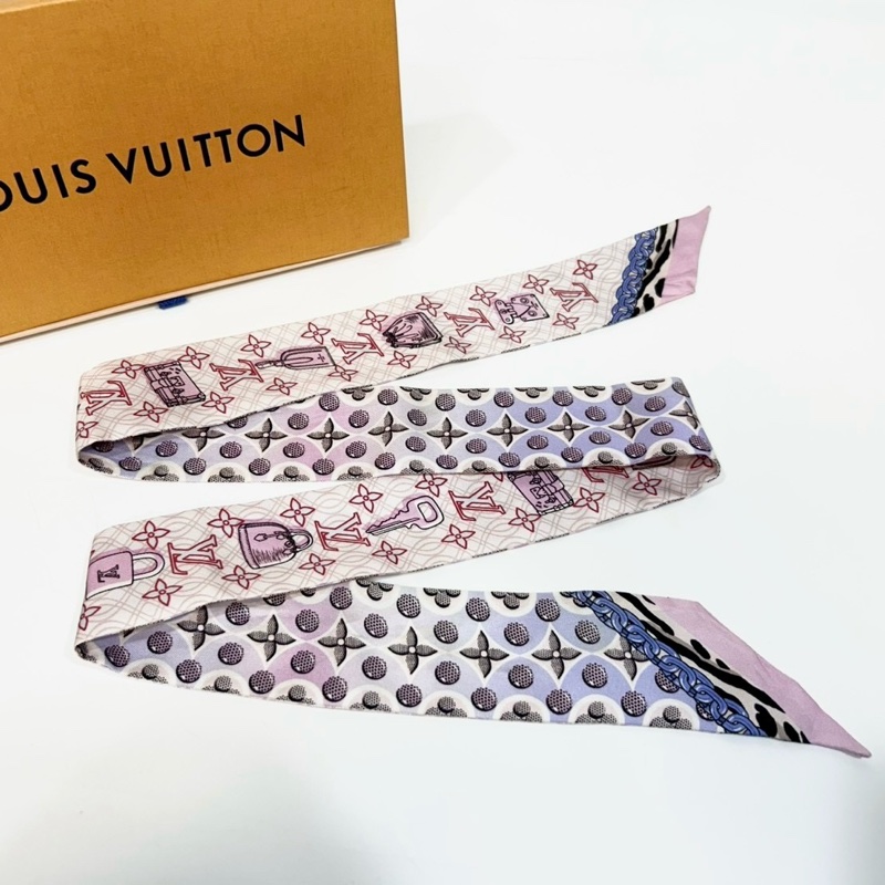 LV粉紫雙面鎖釦圖騰twilly M76110-2