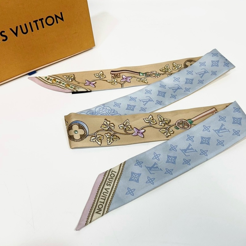 LV絲巾卡其拚藍原花鎖匙花卉Twilly-4
