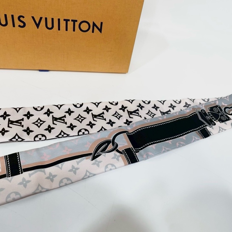 LV粉黑鎖鏈皮繩長絲巾M76351-2