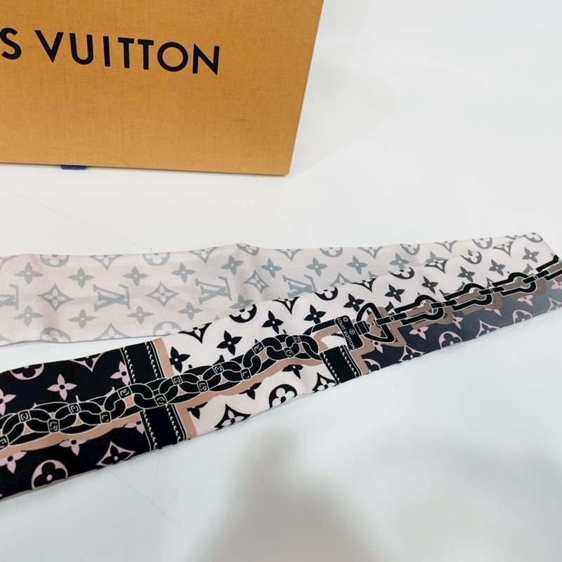 LV粉黑鎖鏈皮繩長絲巾M76351-4