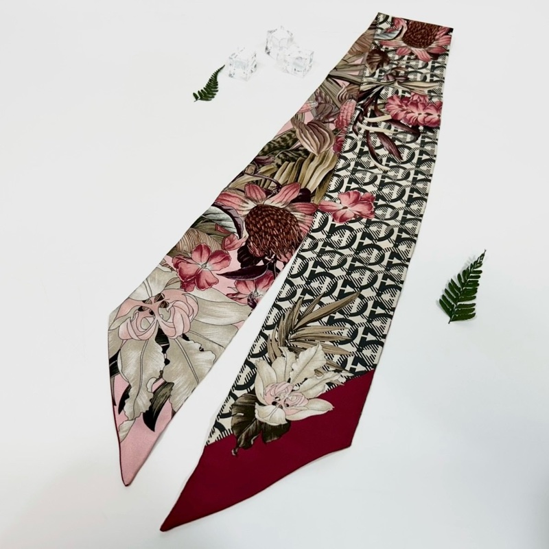 Salvatore Ferragamo粉色花卉寬版長絲巾-0