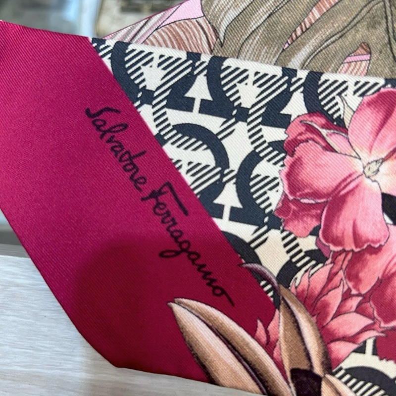 Salvatore Ferragamo粉色花卉寬版長絲巾-3