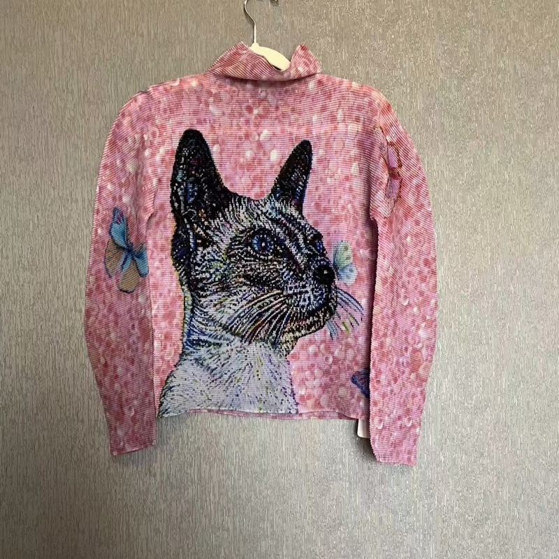 ▪️富貴選物FUGUEI▪️ 三宅一生ME 藝術家聯名 橫尾美美 粉色貓咪上衣-1