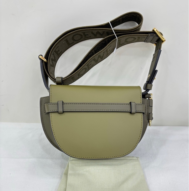 LOEWE羅意威 mini Gate 23年編碼 閒置成色 綠色皮革刺繡寬肩帶蝴蝶結mini馬鞍包單肩斜背包 時尚百搭 超好看-1