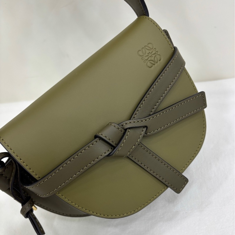 LOEWE羅意威 mini Gate 23年編碼 閒置成色 綠色皮革刺繡寬肩帶蝴蝶結mini馬鞍包單肩斜背包 時尚百搭 超好看-5