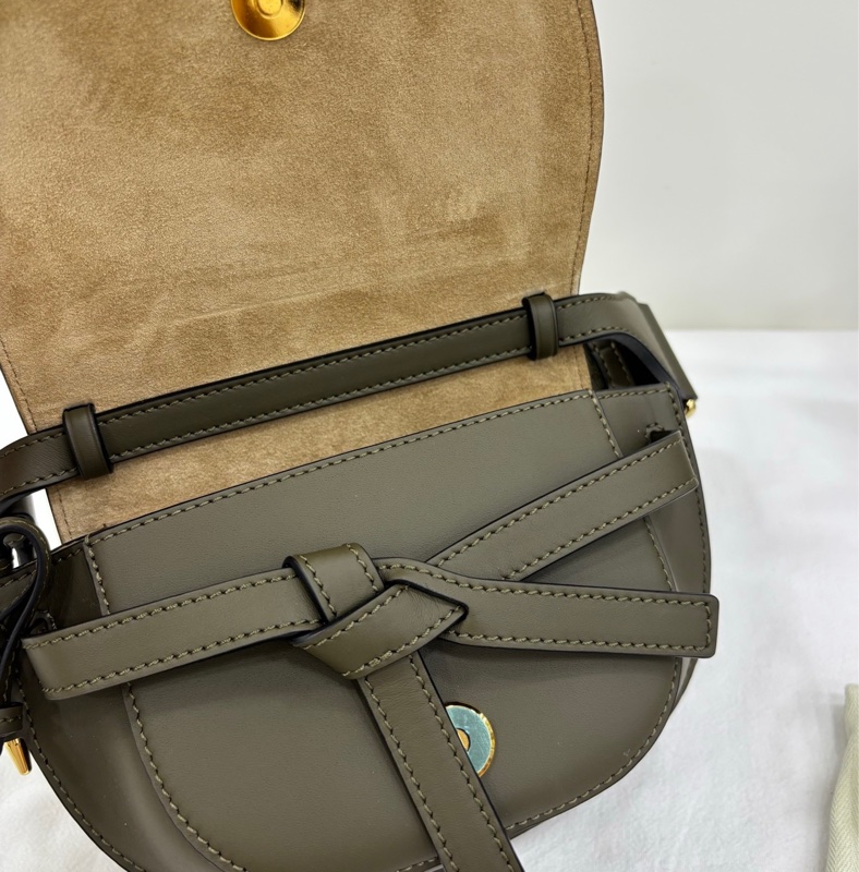 LOEWE羅意威 mini Gate 23年編碼 閒置成色 綠色皮革刺繡寬肩帶蝴蝶結mini馬鞍包單肩斜背包 時尚百搭 超好看-6