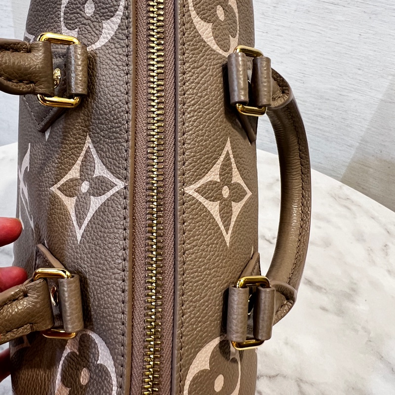 LV斑鳩灰拼奶油白speedy20金釦手提斜背包-8