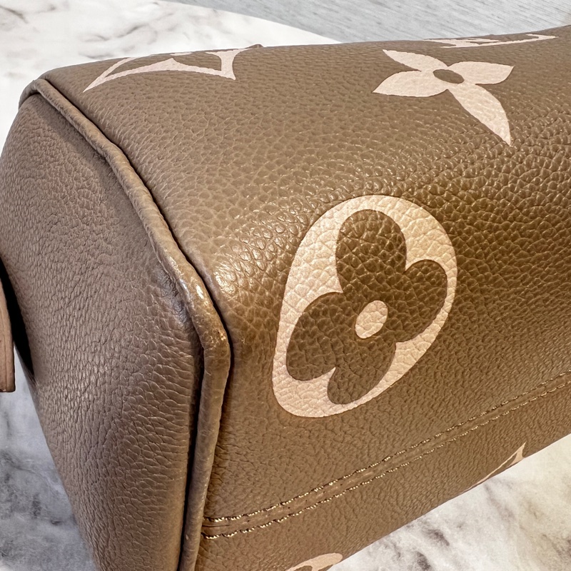 LV斑鳩灰拼奶油白speedy20金釦手提斜背包-9