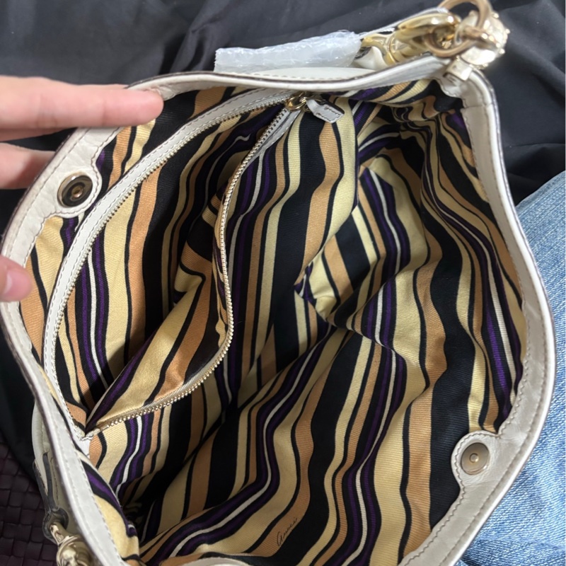 【閒置❤️】 gucci 大logo白皮單肩包-7