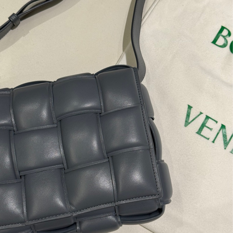 Bottega Veneta Padded Cassette Bag 灰色 下修價格$39000-2
