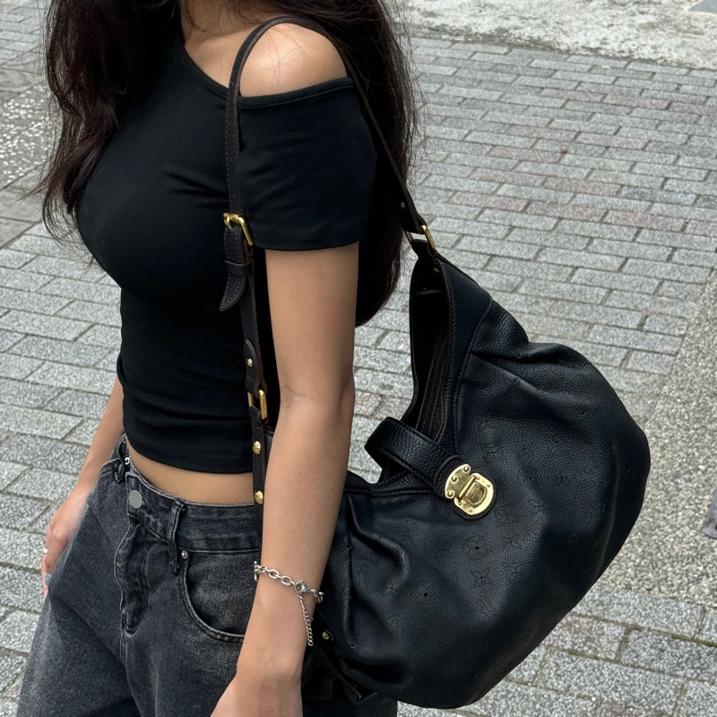 (超稀有⏰) LV Mahina 全牛皮 水餃包 肩背+腋下包 專櫃13萬!-1