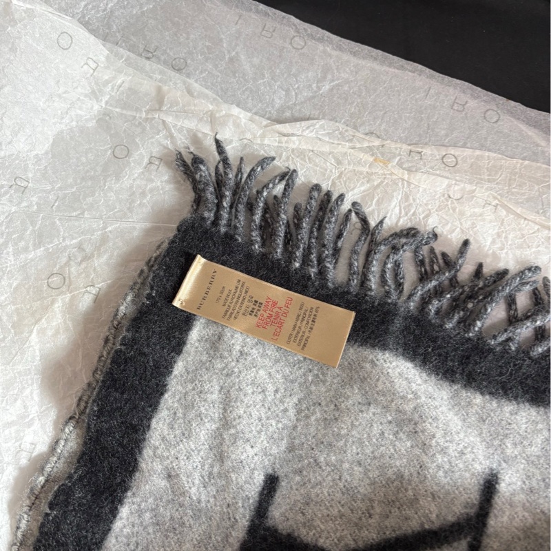 【近新閒置❤️】 Burberry 雙面字母羊絨圍巾-5