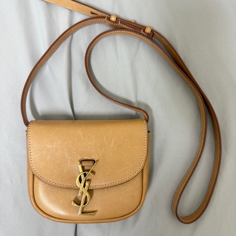 聖羅藍YSL SAINT LAURENT Small Kaia復古皮革半月包馬鞍包奶茶色-0