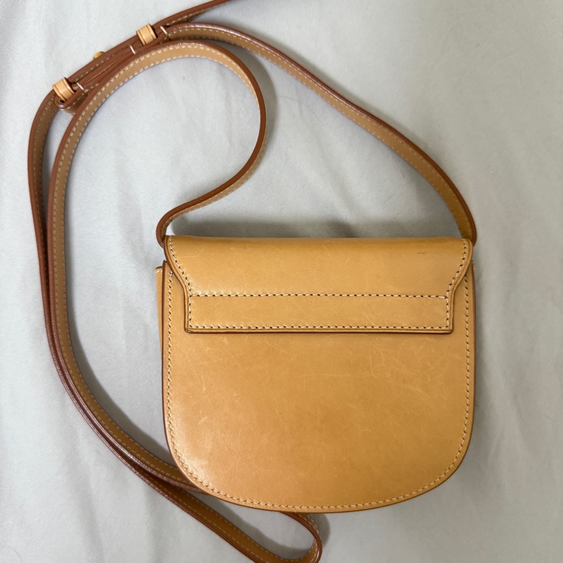 聖羅藍YSL SAINT LAURENT Small Kaia復古皮革半月包馬鞍包奶茶色-1