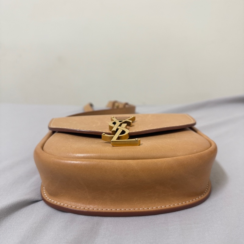 聖羅藍YSL SAINT LAURENT Small Kaia復古皮革半月包馬鞍包奶茶色-2