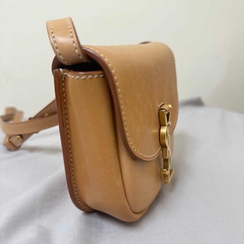 聖羅藍YSL SAINT LAURENT Small Kaia復古皮革半月包馬鞍包奶茶色-3