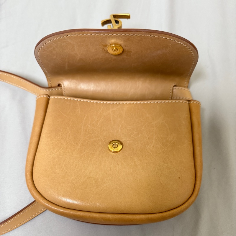 聖羅藍YSL SAINT LAURENT Small Kaia復古皮革半月包馬鞍包奶茶色-5
