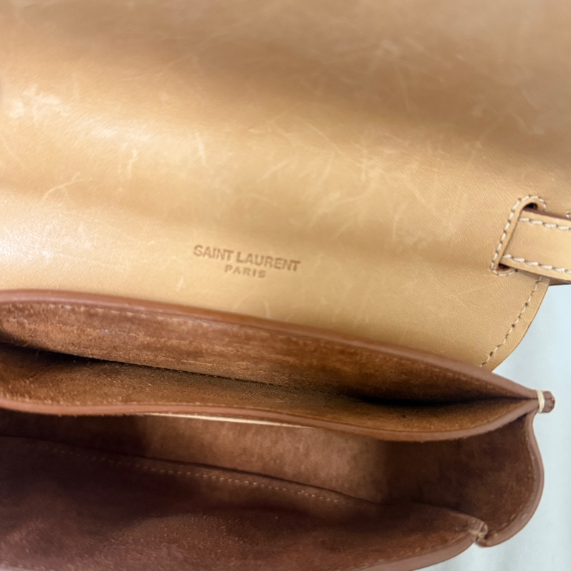 聖羅藍YSL SAINT LAURENT Small Kaia復古皮革半月包馬鞍包奶茶色-6