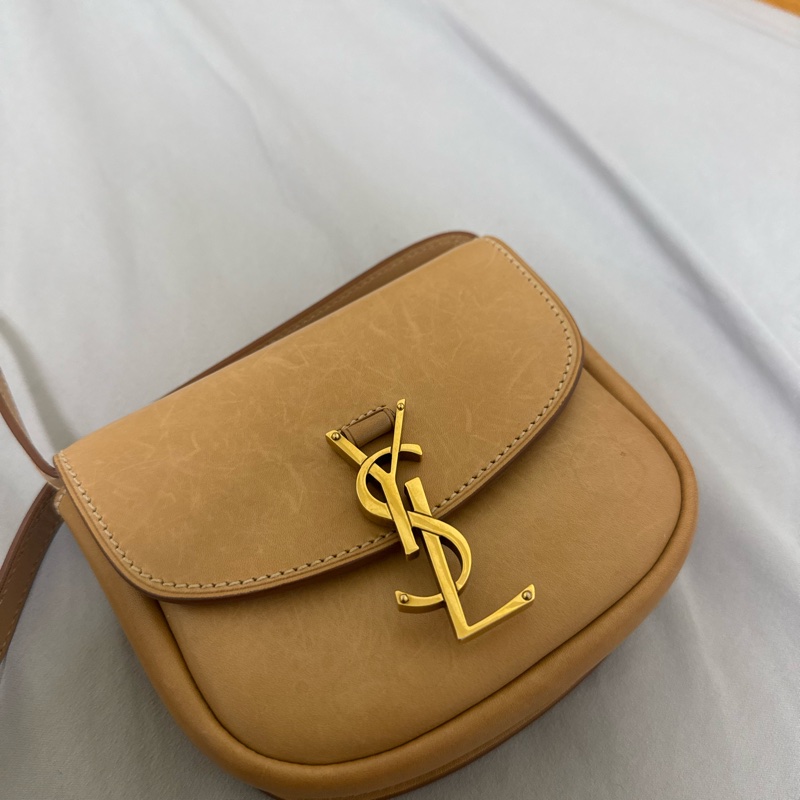 聖羅藍YSL SAINT LAURENT Small Kaia復古皮革半月包馬鞍包奶茶色-7