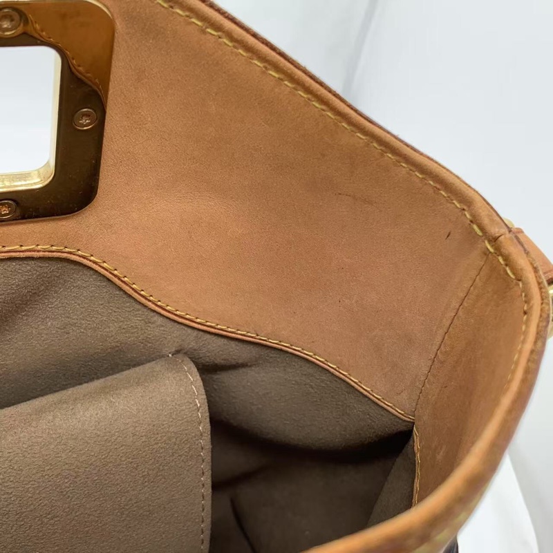 二手 lv 黑三彩 judy 手提包，手柄底部邊角都有變色發黑磨損，五金有划痕-8