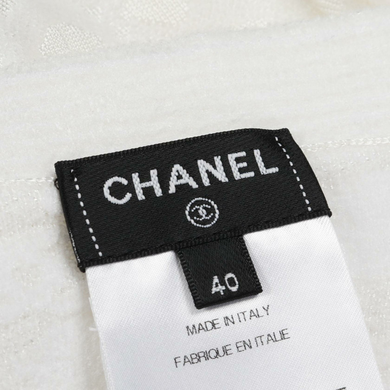 香奈兒 COCO 標誌紐扣短版針織開襟衫 #40 黏膠白色二手女款-2