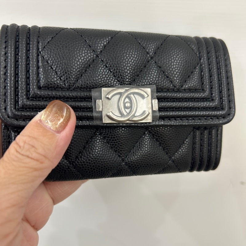 Chanel 黑荔枝皮霧銀釦Boy下蓋卡包-9