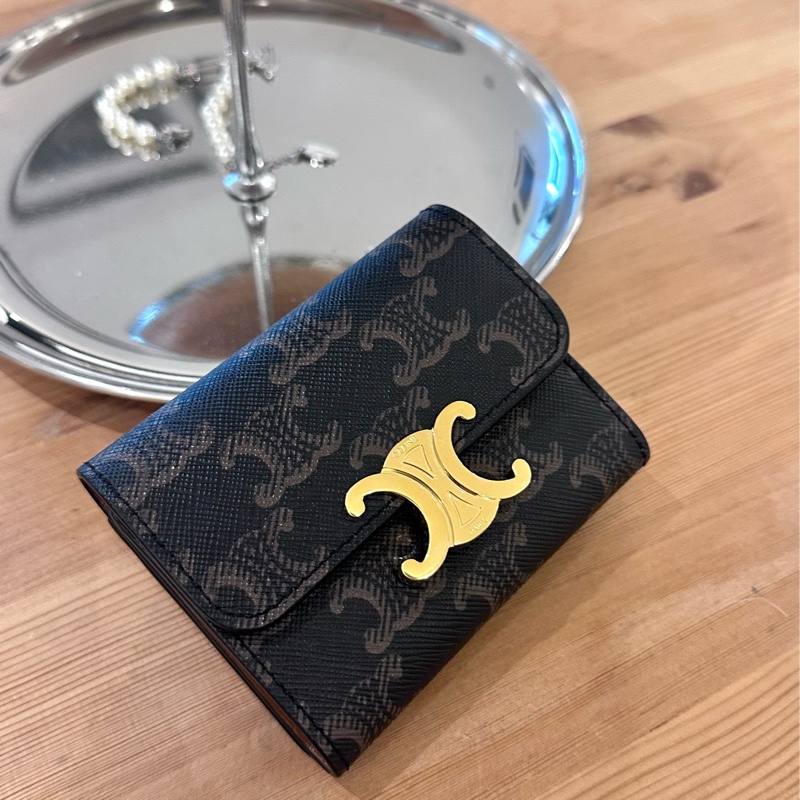 【全🆕】 CELINE Triomphe 凱旋門金屬大鎖扣老花滿印合成革 錢包card holder 女款 棕色-0