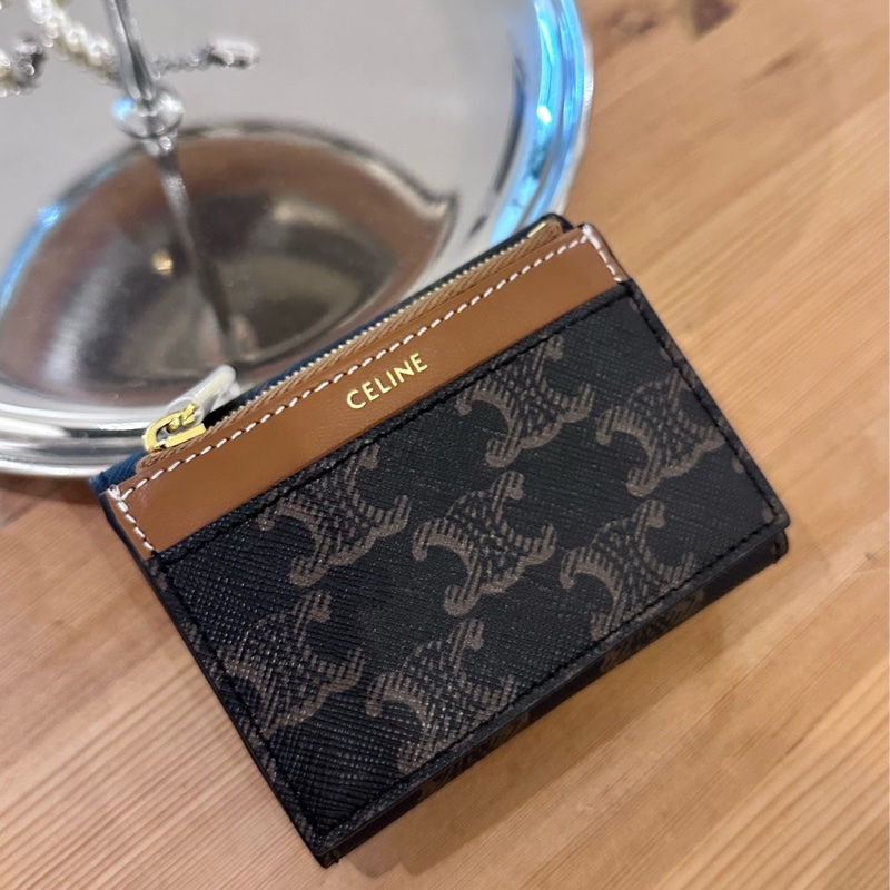【全🆕】 CELINE Triomphe 凱旋門金屬大鎖扣老花滿印合成革 錢包card holder 女款 棕色-1