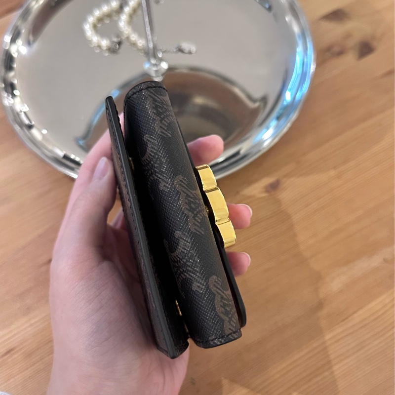 【全🆕】 CELINE Triomphe 凱旋門金屬大鎖扣老花滿印合成革 錢包card holder 女款 棕色-4
