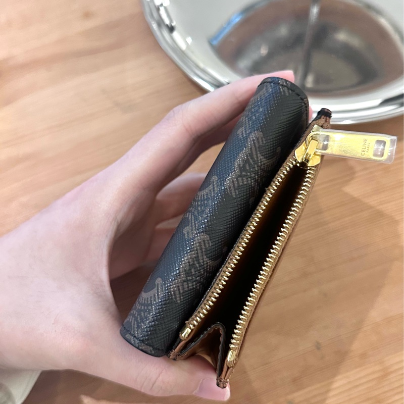【全🆕】 CELINE Triomphe 凱旋門金屬大鎖扣老花滿印合成革 錢包card holder 女款 棕色-6