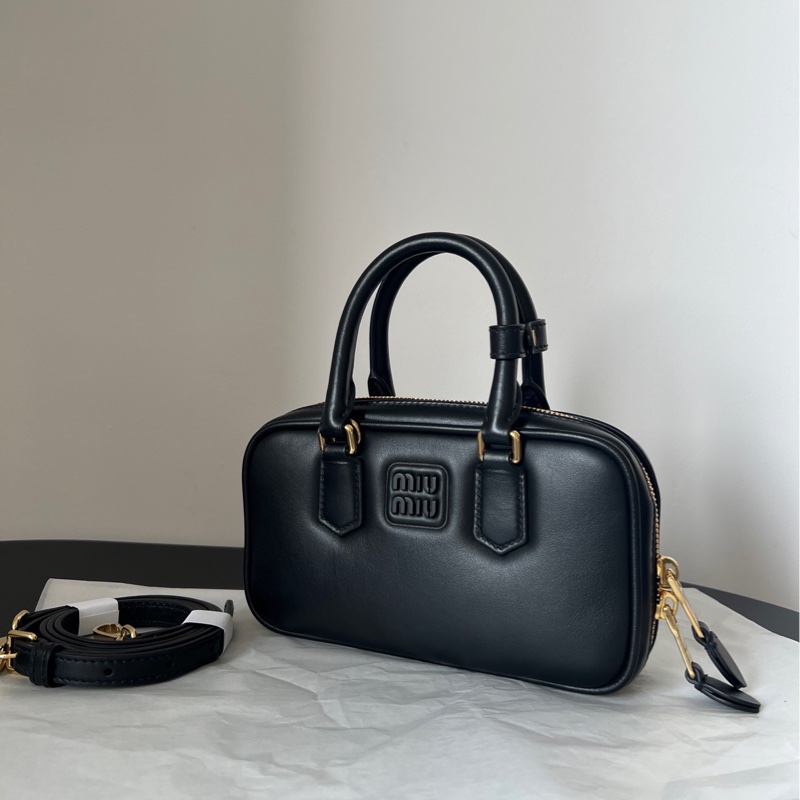 ✨MIUMIU新款 mini 黑金保齡球包-0
