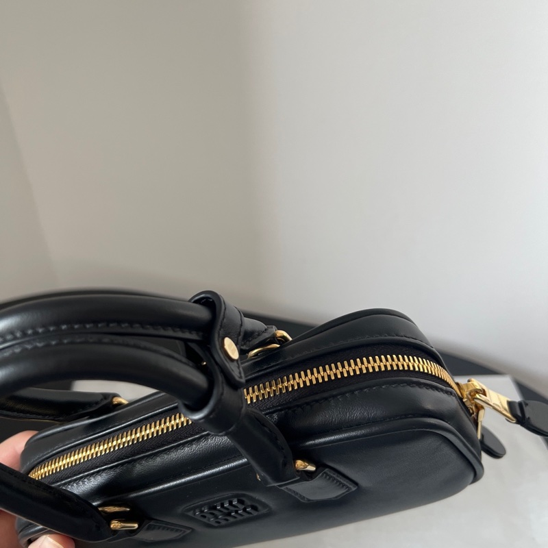 ✨MIUMIU新款 mini 黑金保齡球包-3