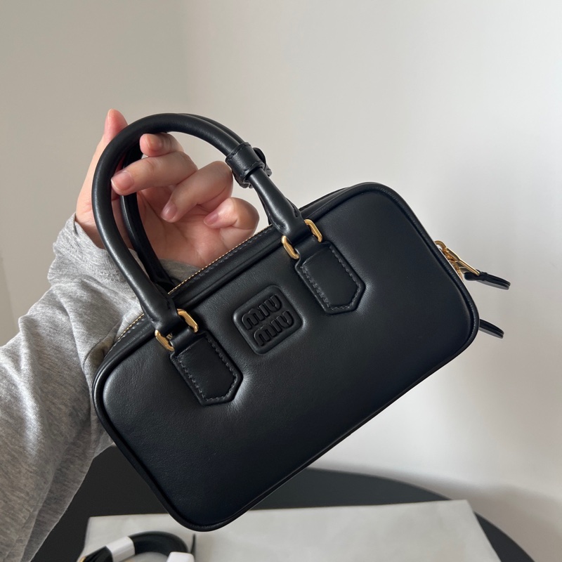 ✨MIUMIU新款 mini 黑金保齡球包-5