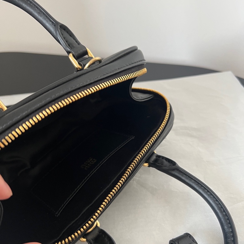 ✨MIUMIU新款 mini 黑金保齡球包-8
