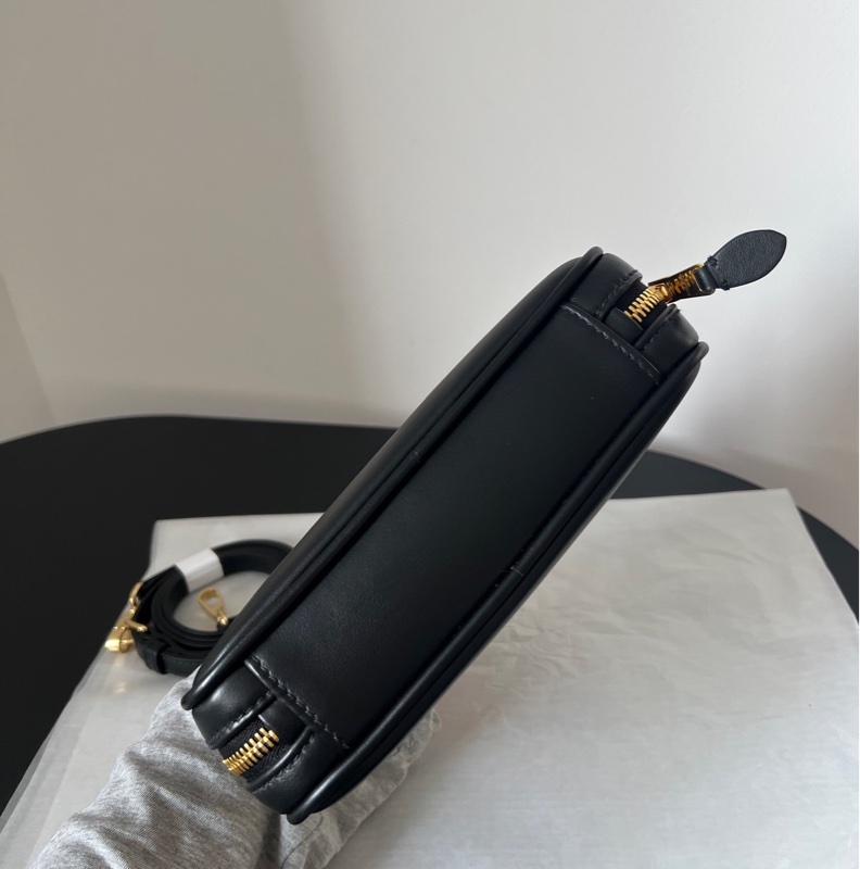 ✨MIUMIU新款 mini 黑金保齡球包-9