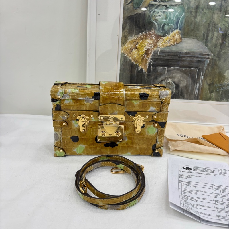 LV petite malle 鱷魚皮硬箱 發財黃 撒哈拉 喜馬拉雅鱷魚皮硬盒子 尺寸：20x12cm 配件：雨衣 塵袋 有單有證書 公價24w-0