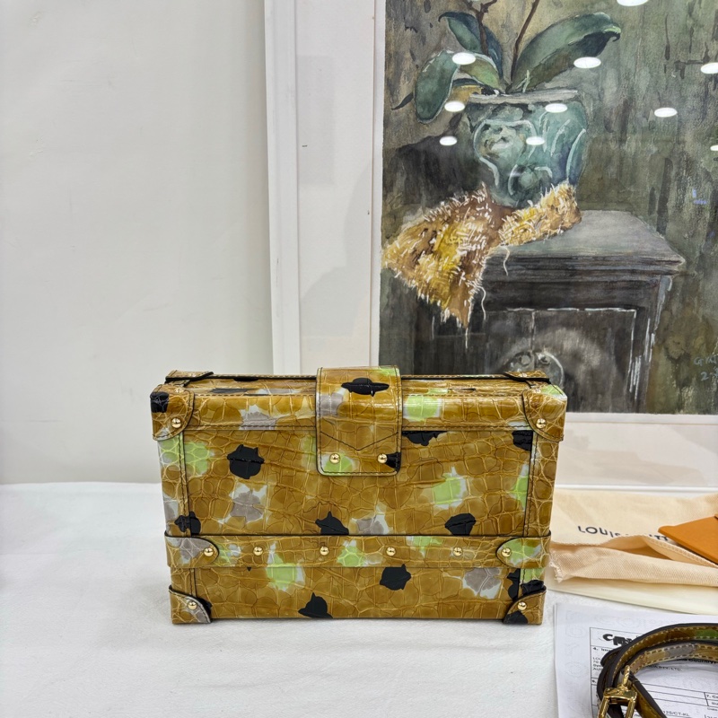 LV petite malle 鱷魚皮硬箱 發財黃 撒哈拉 喜馬拉雅鱷魚皮硬盒子 尺寸：20x12cm 配件：雨衣 塵袋 有單有證書 公價24w-1