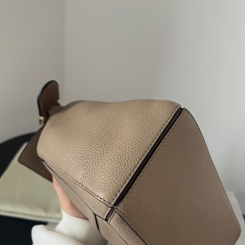 Loewe puzzle small沙色幾何包 專櫃15萬-9